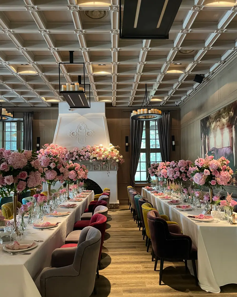 Salon aranjat pentru un eveniment, cu decor floral