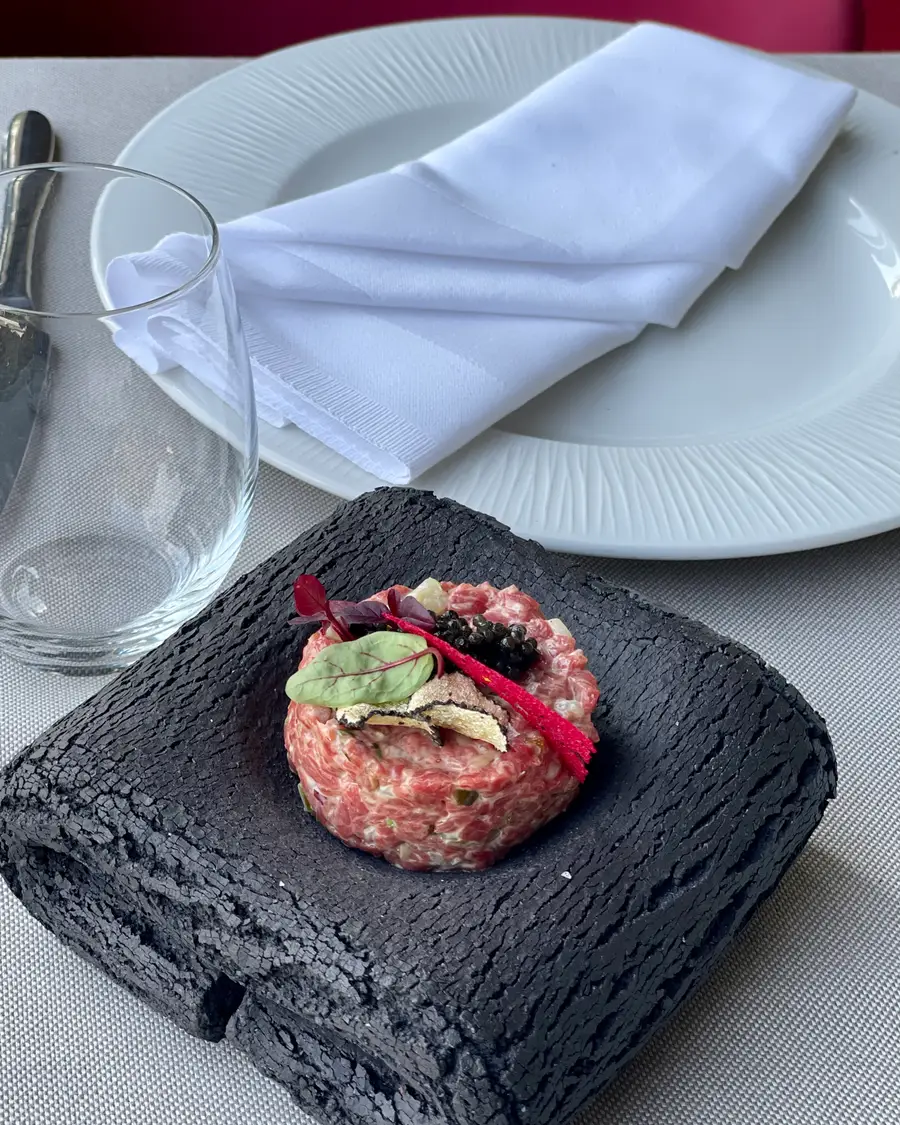 Tartar de vită tăiat la mână, servit pe ardezie