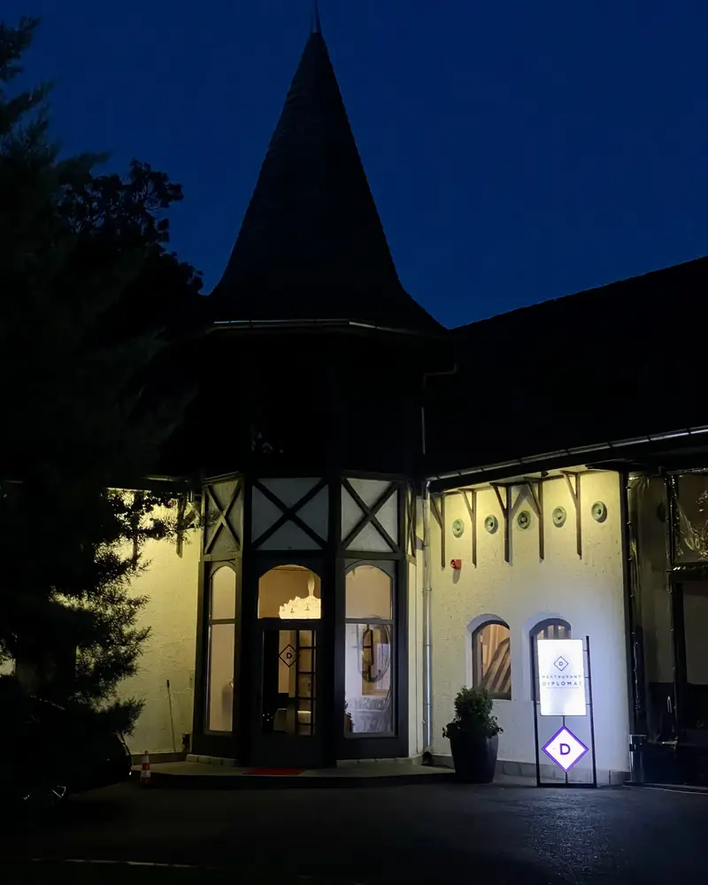 Intrarea restaurantului la ora albastră
