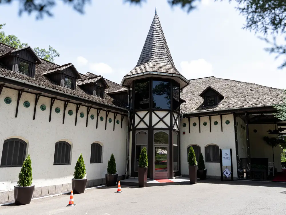 Clădirea restaurantului, văzută din parc
