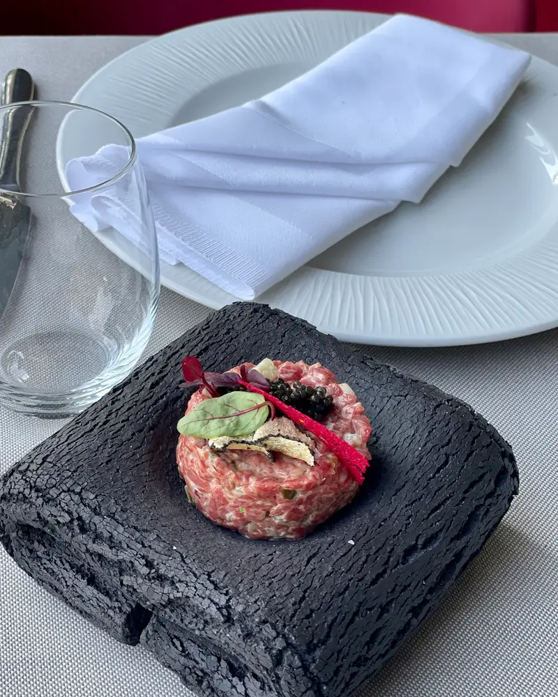 Tartar de vită servit pe ardezie