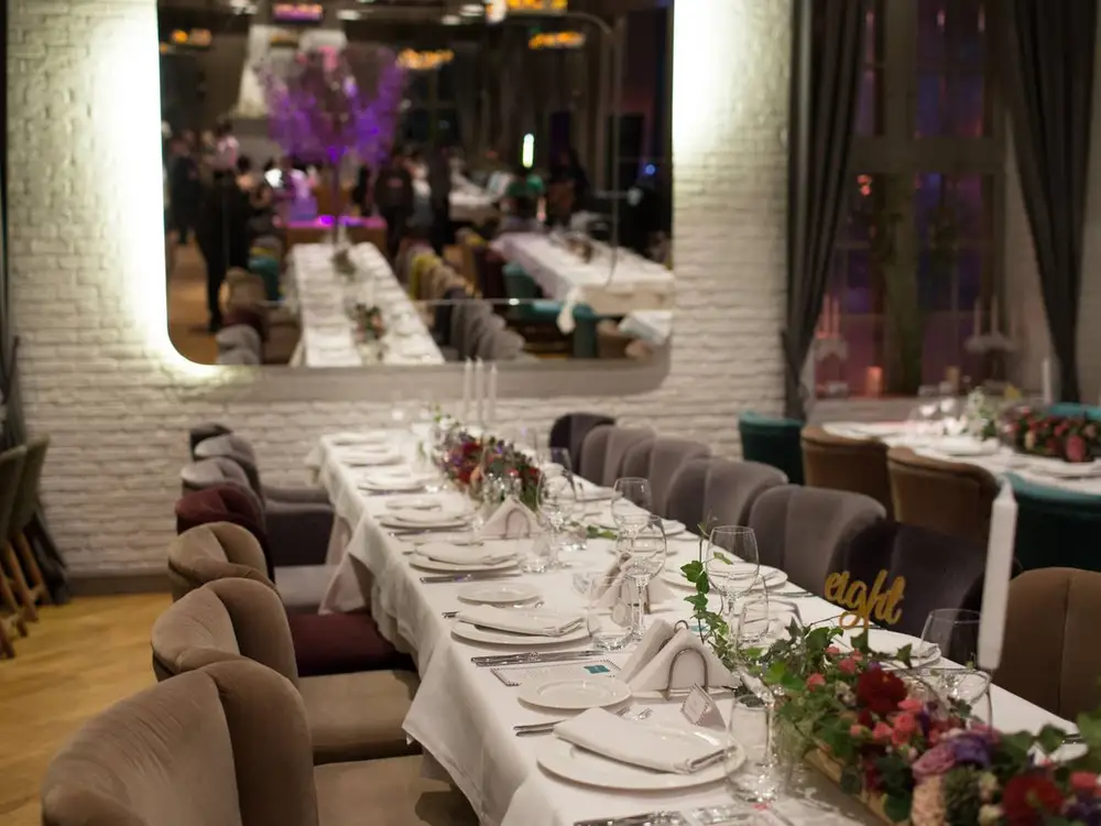 Masă lungă pregătită pentru un eveniment