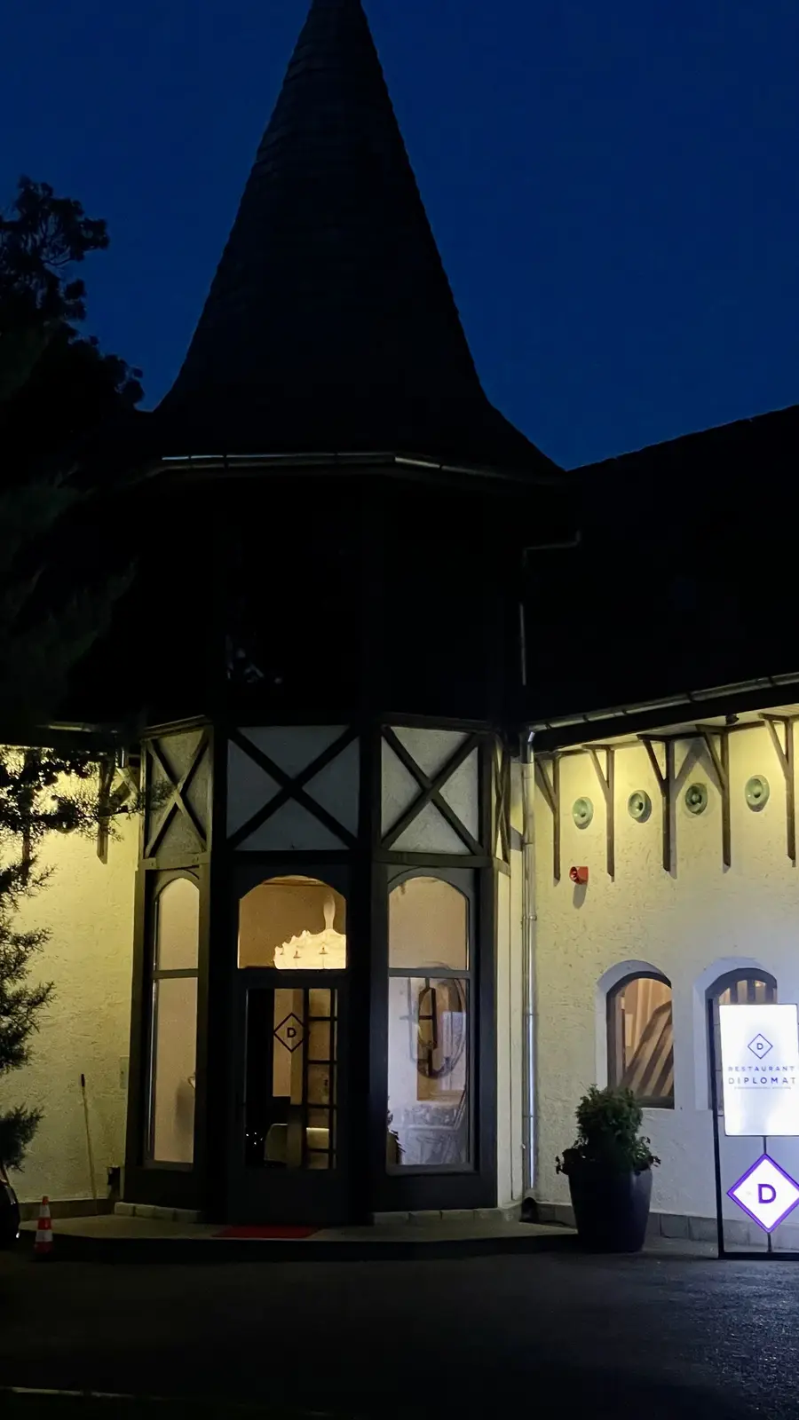 Clădirea restaurantului, văzută dinspre alee