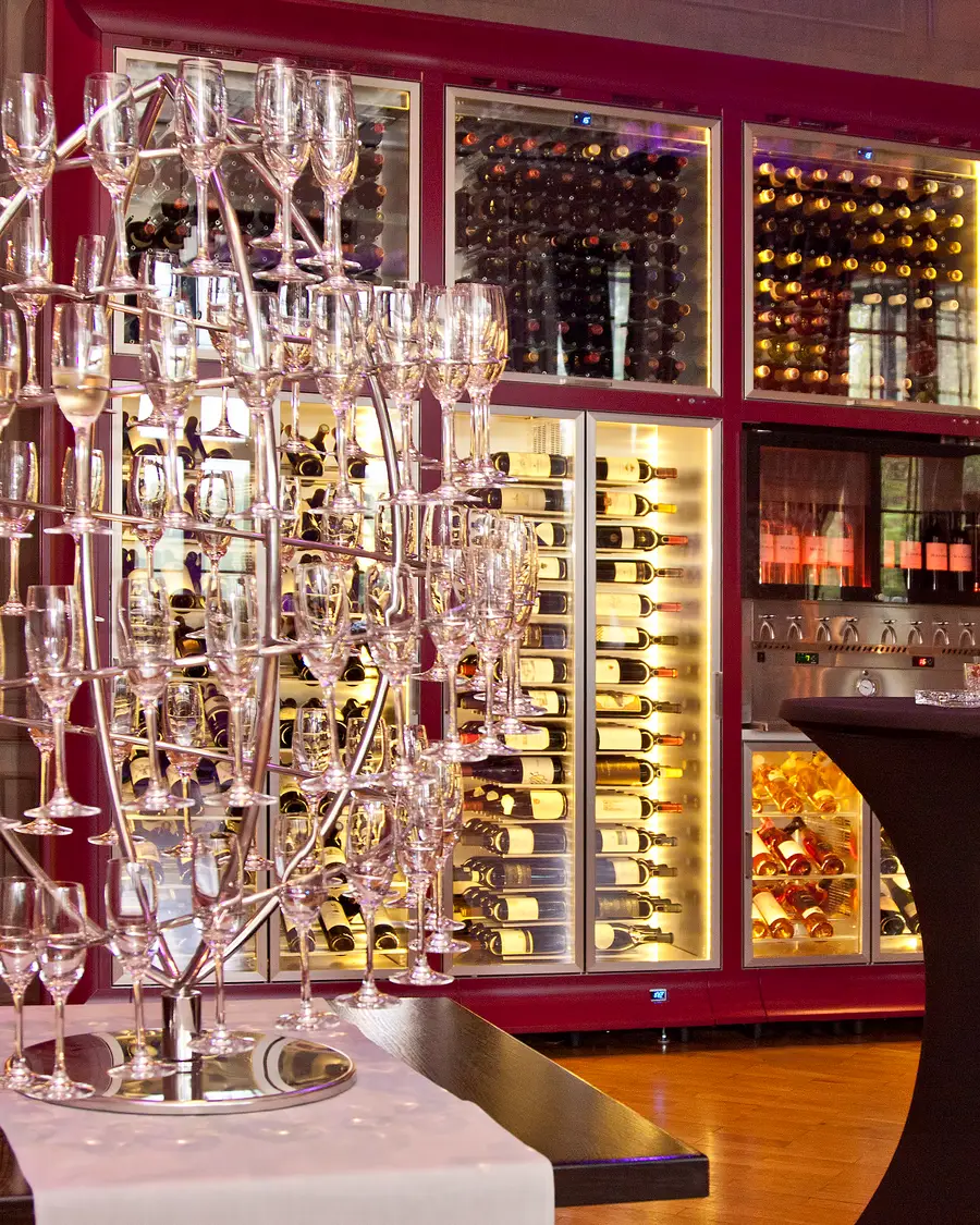 Peretele de vinuri al restaurantului, cu sticlele iluminate